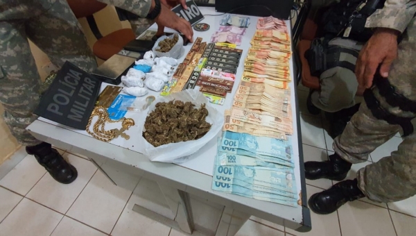 Com ajuda de cão farejador, PM apreende drogas e mais de 3 mil reais em Brasileia